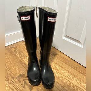 Pair of Shiny Black Hunter Tall Rain Boots in size women’s 9